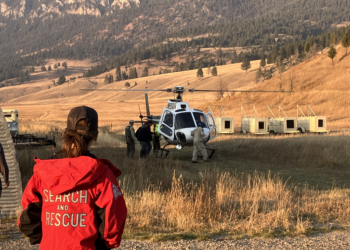 Hunter narrowly escapes charging grizzly near Hidden Lakes